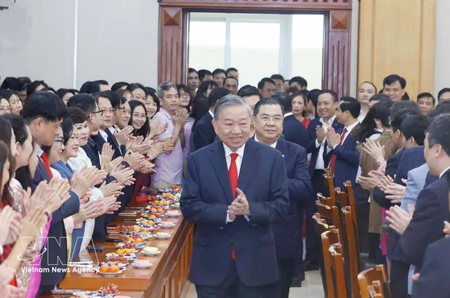 Party General Secretary To Lam is welcomed by staff of the Party Central Committee’s Office (Photo: VNA)