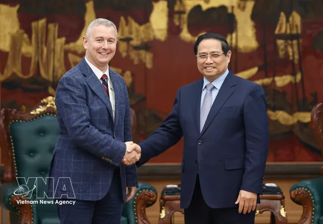 Prime Minister Pham Minh Chinh (R) receives Belgian Ambassador to Vietnam Karl Van Den Bossche on February 26. (Photo: VNA)
