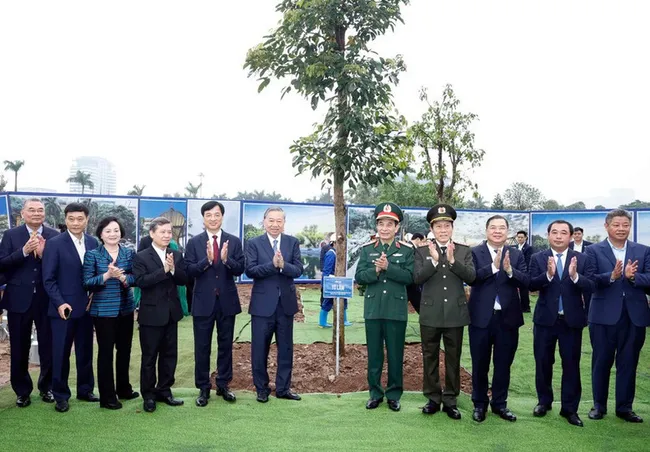 Party General Secretary To Lam (sixth from left) and officials at the launch of the tree planting festival in Hanoi on February 22 (Photo: VNA)