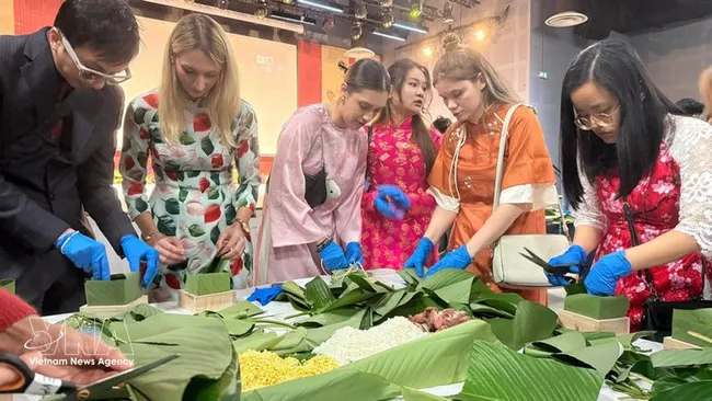 French youths join a “Banh Chung wrapping day” organised by the Vietnamese Students’ Association in Paris as part of the Spring Fair for the Lunar New Year 2026. (Photo: VNA)