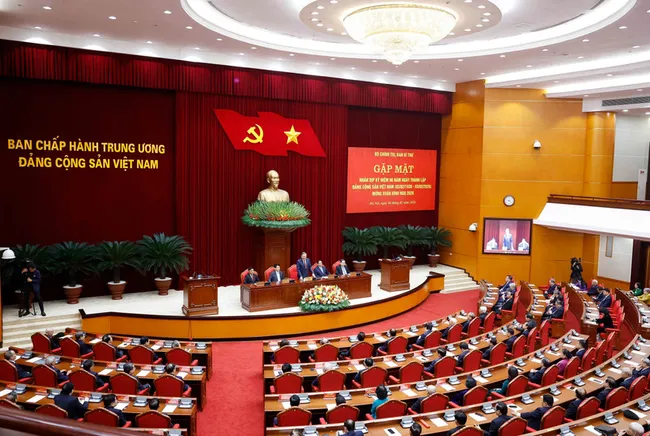 The meeting between the Party Central Committee’s Politburo and Secretariat and former members of the Party Central Committee on February 4. (Photo: VNA)