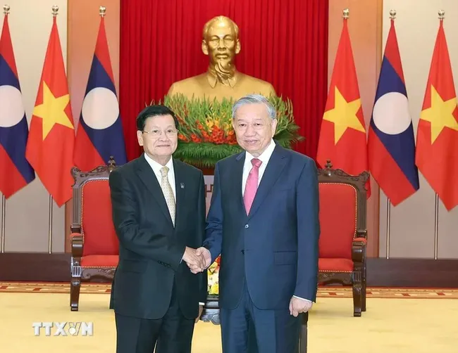 General Secretary of the Communist Party of Vietnam Central Committee To Lam (R) meets Party General Secretary and President of Laos Thongloun Sisoulith in Hanoi on October 25, 2025 (Photo: VNA)
