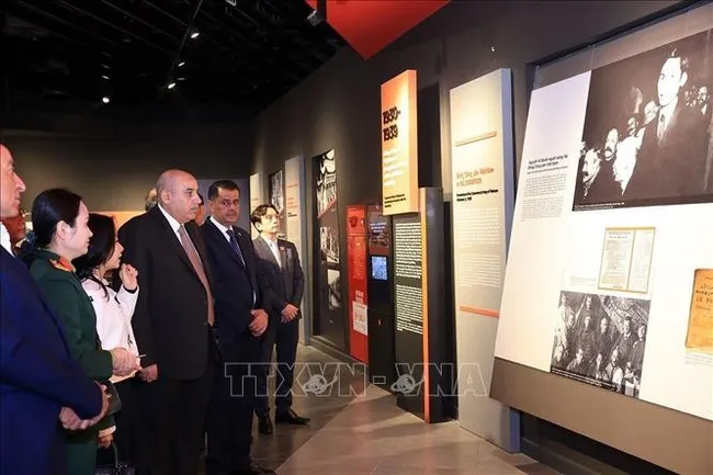 Speaker of the Jordanian House of Representatives Mazen Turki El Qadi visits the Vietnam Military History Museum in Hanoi on February 4 morning. (Photo: VNA)