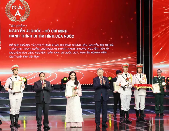 Party General Secretary To Lam and Prime Minister Pham Minh Chinh present Prize A at the Golden Sickle and Hammer Awards presentation ceremony in Hanoi on February 3, 2026. (Photo: VNA)