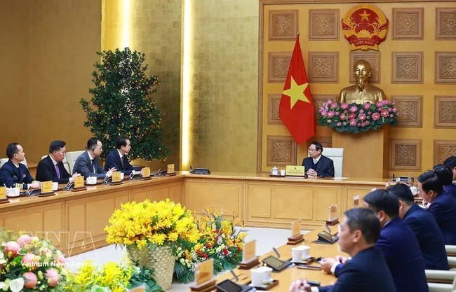 Prime Minister Pham Minh Chinh receives Chinese Ambassador to Vietnam He Wei (Photo: VNA)
