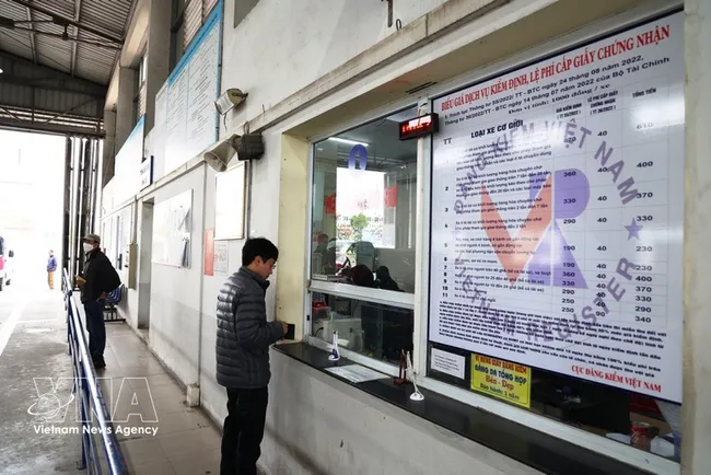 Vehicle owners complete procedures for the inspection of their motor vehicles. (Photo: VNA)