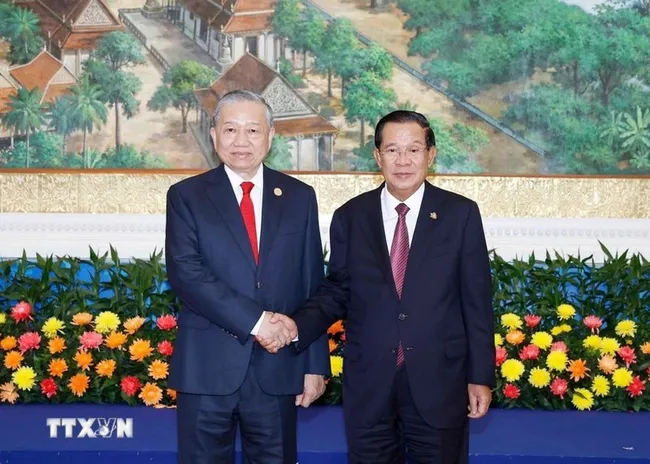 Party General Secretary To Lam (right) meets with Samdech Techo Hun Sen in Phnom Penh on February 6. (Photo: VNA)