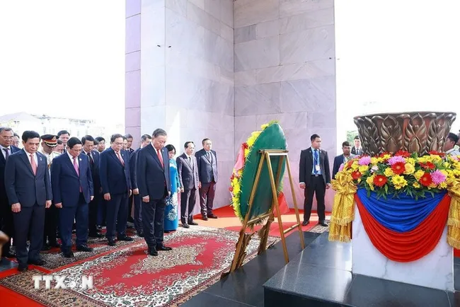 Party General Secretary To Lam and the high-level Vietnamese delegation lay wreaths at the Independence Monument. (Photo: VNA)