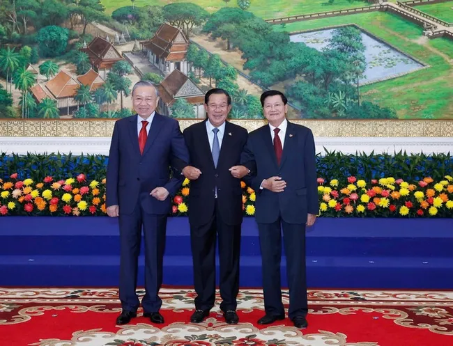 General Secretary of the Communist Party of Viet Nam To Lam (first, left), President of the Cambodian People’s Party Hun Sen (middle) and General Secretary of the Lao People’s Revolutionary Party Thongloun Sisoulith meet in Phnom Penh on February 6. (Photo: VNA)