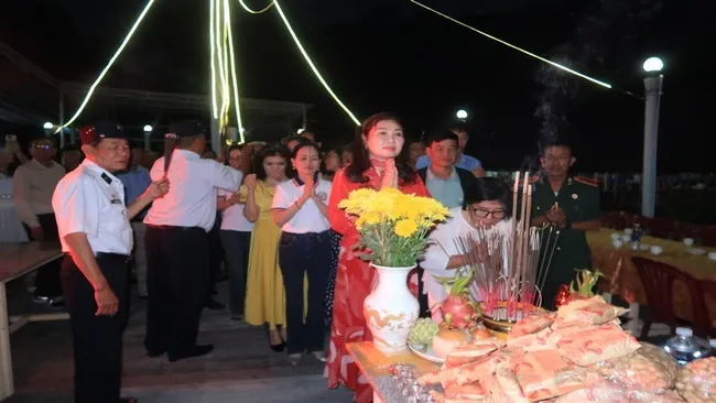 Truong Sa veterans and local people offer incense in remembrance of the heroic martyrs. (Photo: PHONG NGUYEN)