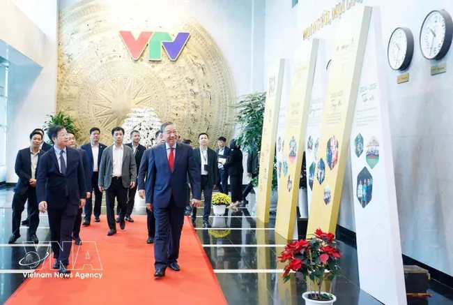 Party General Secretary To Lam visits Viet Nam Television (Photo: VNA)