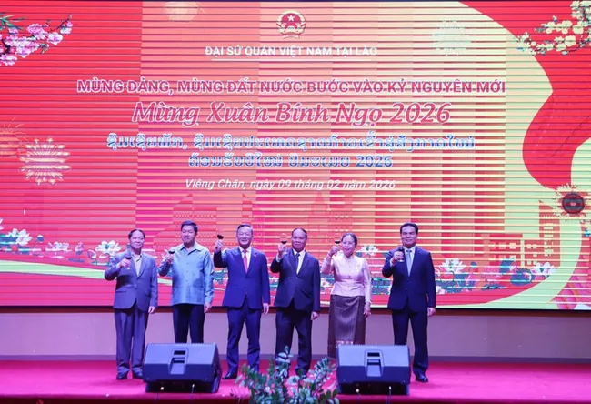 Vietnamese Ambassador to Laos Nguyen Minh Tam (third from left) and Lao Party and State leaders at the Tet gathering (Photo: VNA)
