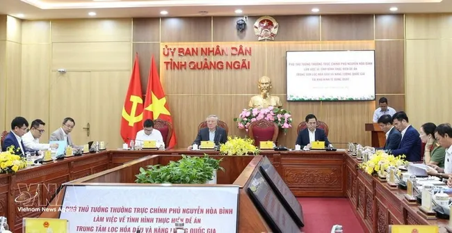 At the working session between Standing Deputy Prime Minister Nguyen Hoa Binh and authorities of central Quang Ngai province (Photo: VNA)