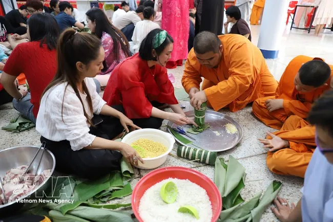 Novice monks at Pho Phuoc pagoda in Thailand are very interested in learning about Vietnamese culture, customs, and traditional Lunar New Year practices through making banh chung and banh tet. (Photo: VNA)