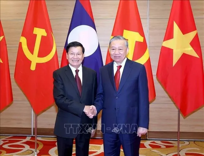General Secretary of the Communist Party of Viet Nam To Lam (right) and General Secretary of the Lao People’s Revolutionary Party and President of Laos Thongloun Sisoulith at a meeting during the Lao leader's visit to Viet Nam. (Photo: VNA)