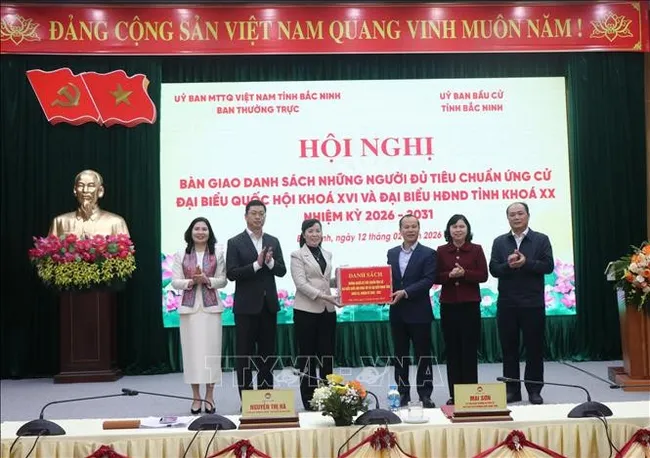 The standing board of the Vietnam Fatherland Front (VFF) committee of Bac Ninh hands over the list of individuals meeting the criteria to run as candidates for the 16th National Assembly and the provincial People’s Council for the 2026–2031 term to the provincial Election Committee. (Photo: VNA)