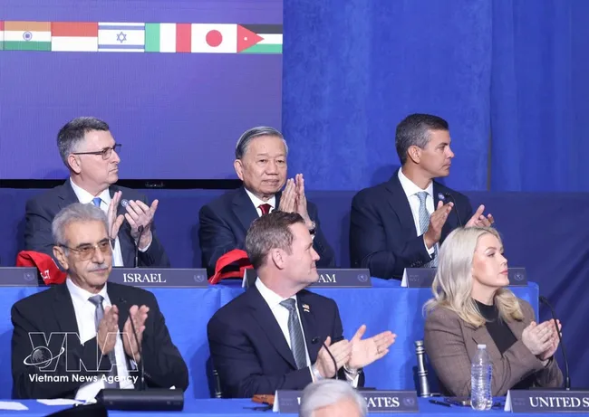 General Secretary of the Communist Party of Vietnam To Lam (centre, back row) attends the inaugural meeting of the Gaza Board of Peace in Washington D.C. on February 19 morning (local time). (Photo: VNA)
