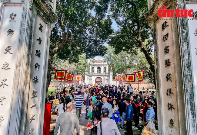 The Van Mieu-Quoc Tu Giam heritage site in Hanoi remains a major attraction for large numbers of visitors during the early days of spring. (Photo: VNA)