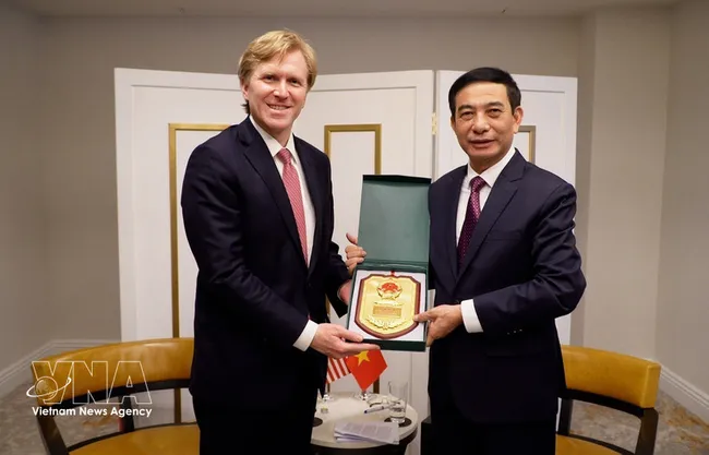 Vietnamese Minister of National Defence General Phan Van Giang (R) presents a souvenir to US Under Secretary of War for Policy Elbridge A. Colby in their meeting in Washington D.C. on February 19. (Photo: VNA)