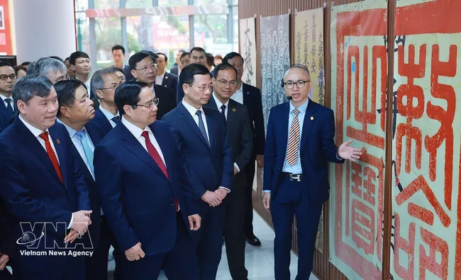 Prime Minister Pham Minh Chinh visits the exhibition space on Han Nom (classical Chinese and Vietnamese script) at the Vietnam Academy of Social Sciences. (Photo: VNA)