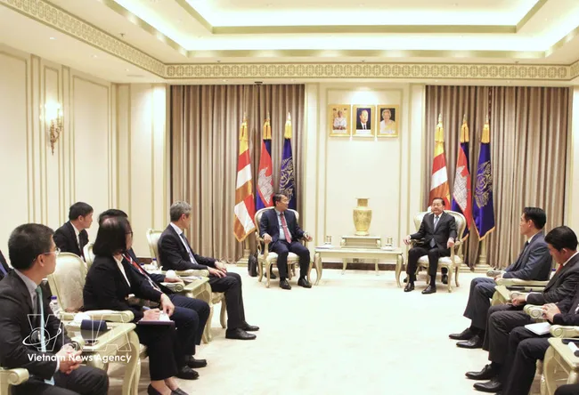 The meeting between Permanent Deputy Minister of Foreign Affairs Nguyen Minh Vu and First Deputy Prime Minister of Cambodia Neth Savoeun in Phnom Penh on February 27 (Photo: VNA)