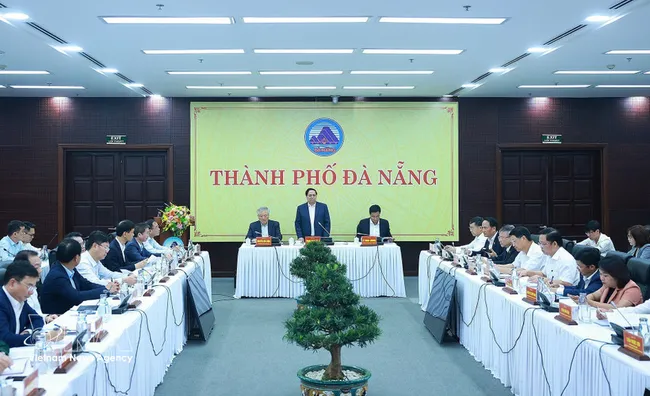 Prime Minister Pham Minh Chinh addresses a working session with the Da Nang Party Committee's Standing Board on February 28. (Photo: VNA)