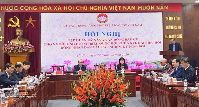 An overview of the training conference in Hanoi on February 24 (Photo: VNA)