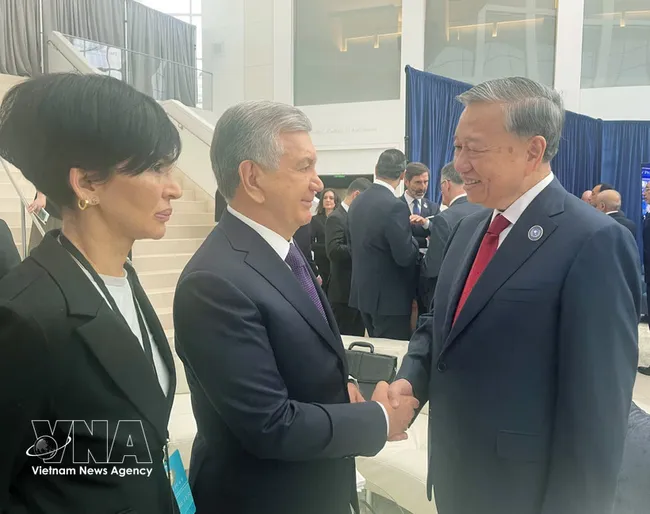 Party General Secretary To Lam (R) meets with foreign leaders on the sidelines of the inaugural meeting of the Gaza Board of Peace in Washington D.C. on February 19 morning (local time). (Photo: VNA)