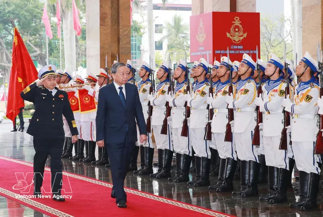 Party General Secretary To Lam reviews the guard of honour of the Vietnam People’s Navy at the ceremony in Hai Phong city on February 28. (Photo: VNA)