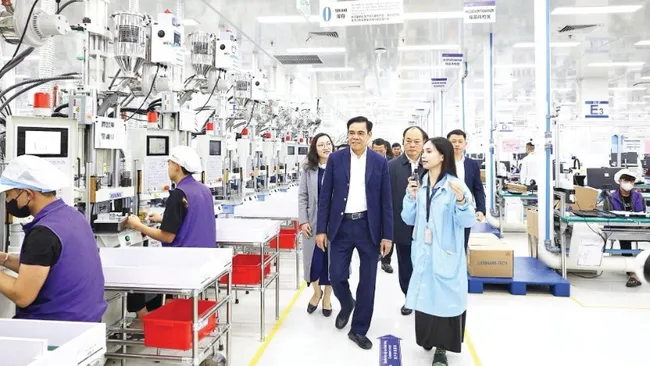 A delegation from the Nghe An provincial People’s Committee inspects production and business activities at the VSIP Nghe An Industrial, Urban and Service Park. (Photo:nhandan.vn)