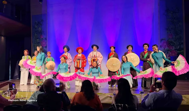 An ao dai fashion show at the grand music programme on March 8, presented by the Vietnamese ao dai heritage club in Belgium in coordination with the UGVB Women’s Association. (Photo: VNA)