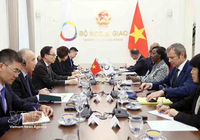 At the talks between Politburo member and Minister of Foreign Affairs Le Hoai Trung and Secretary-General of the International Organisation of La Francophonie (OIF) Louise Mushikiwabo in Hanoi on March 6. (Photo: VNA)