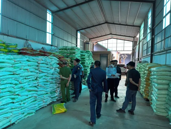 Chuyển hồ sơ truy cứu trách nhiệm hình sự đối với đối tượng sản xuất gần 90 tấn phân bón giả