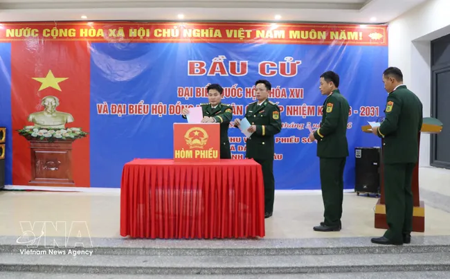 Voters at Dao San Border Guard Station cast their ballots in the election of deputies to the 16th National Assembly and People’s Councils at all levels for the 2026–2031 term. Photo: VNA
