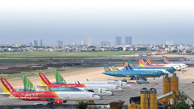 Fuel surcharge adjustments are seen as a short-term solution to cope with cost volatility. (Photo: VNA)