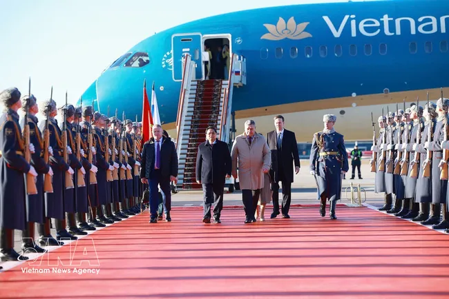The official welcoming ceremony for Prime Minister Pham Minh Chinh was held solemnly at Vnukovo-2 International Airport, chaired by Russian Deputy Minister of Foreign Affairs Andrey Yurevich Rudenko. Photo: VNA