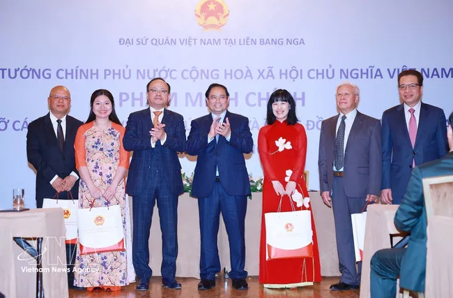 PM Pham Minh Chinh (centre) presents gifts to the Vietnamese community in Russia at the meeting in Moscow on late March 22 (local time). (Photo: VNA)