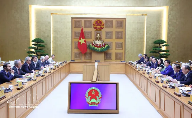 At the meeting between Deputy Prime Minister Tran Hong Ha and the European Commission's inspection delegation. (Photo: VNA)