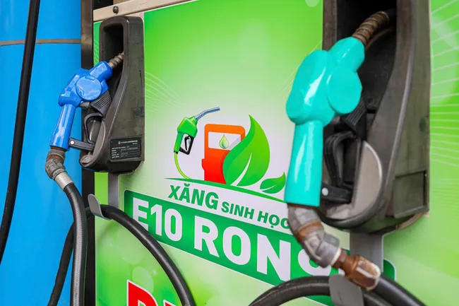 A customer purchase E10 biofuel petrol at a PVOIL filling station on Thai Thinh street in Hanoi. (Photo: VNA)