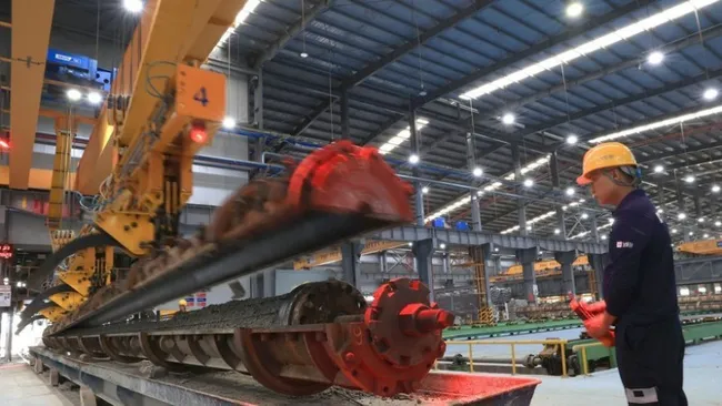 Workers manufacture centrifugally cast pressure pipes at the Phu My 3 Specialized Industrial Park, Tan Phuoc Ward, Ho Chi Minh City. (Photo: Hong Dat/VNA)