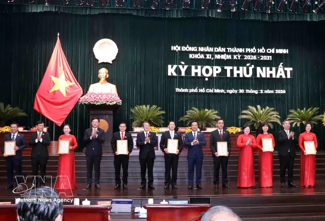 National Assembly Vice Chairman Nguyen Duc Hai (sixth from left) and Ho Chi Minh City leaders present certificates recognising members of the 11th-term municipal People’s Council for the 2026–2031 term. (Photo: VNA)