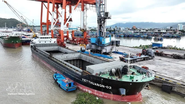 All Vietnamese-flagged vessels will enjoy at least 10% reduction in pilotage service fees. (Photo: VNA)