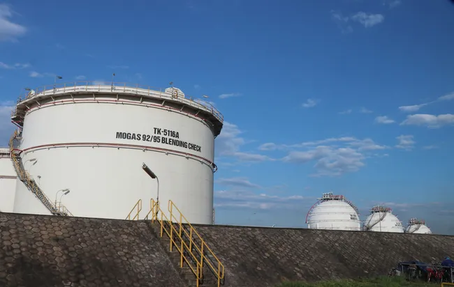 The Dung Quat refinery operates at 123.5% of its capacity, boosting domestic fuel supply. (Photo: VNA)