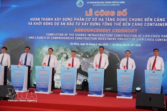 Delegates press the button to officially launch the Lien Chieu container terminal investment and construction project. (Photo:VNA)