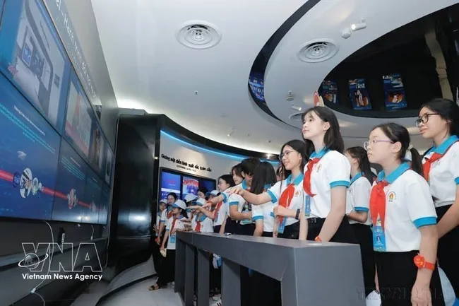 As many as 150 outstanding child delegates visit the Viettel Military Industry and Telecommunications Group on May 13, 2025. (Photo: VNA)