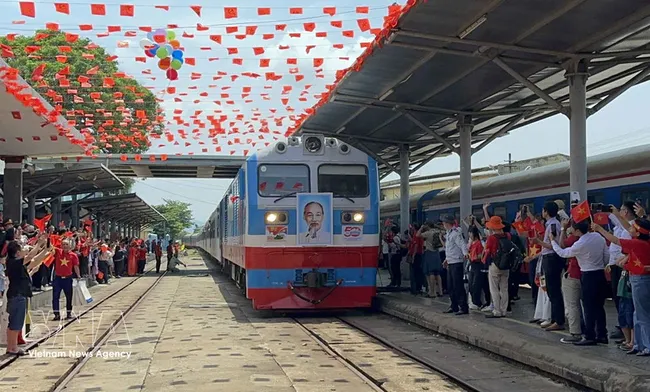 The “Reunification Express” SE4 arrives in Da Nang on the occasion of the Reunification Day. (Photo: VNA)