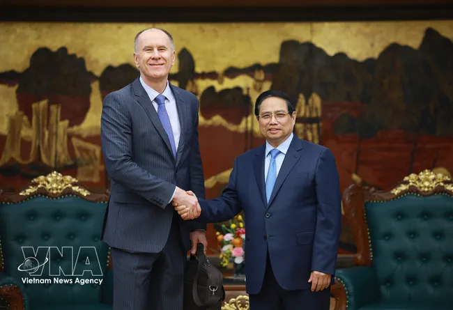 Prime Minister Pham Minh Chinh receives Martin Sommer, head of the IMF’s Article IV consultation mission team to Vietnam, in Hanoi on March 27. (Photo: VNA)
