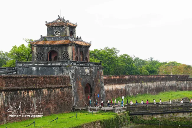 Tourists at the Hue Imperial Citadel (Photo: VNA)