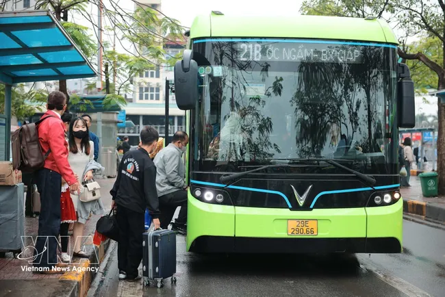 Hanoi’s bus network covers 100% of communes and wards, with 155 routes in operation, including 128 subsidised ones. (Photo: VNA)