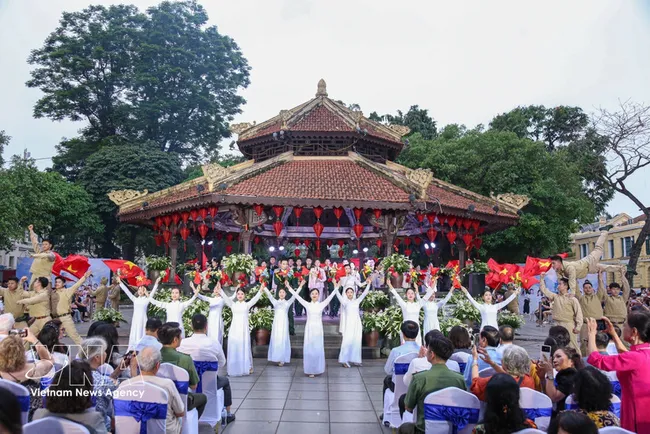 At a live concert at the octagonal pavilion, within the pedestrian zone around Hanoi's Hoan Kiem Lake, bringing together renowned performers and more than 100 artists. (Photo: VNA)